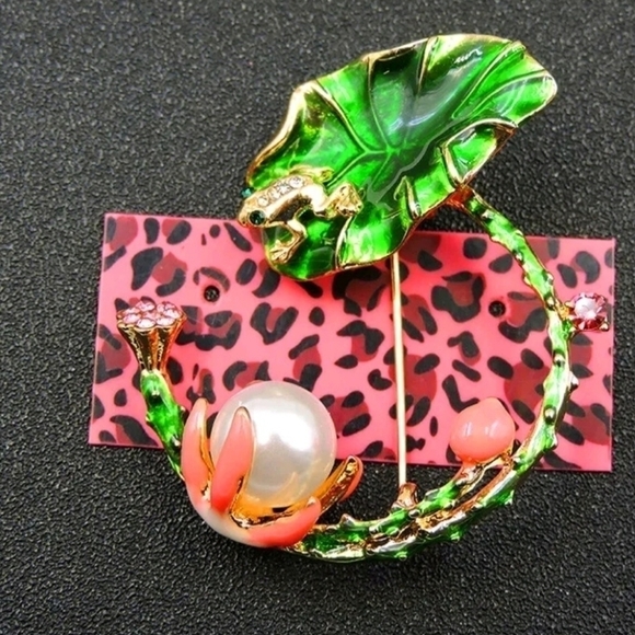 BETSEY Johnson Woman's Green Enamel Crystal Pearl Lotus Frog Charm Brooch Pin - Picture 1 of 5